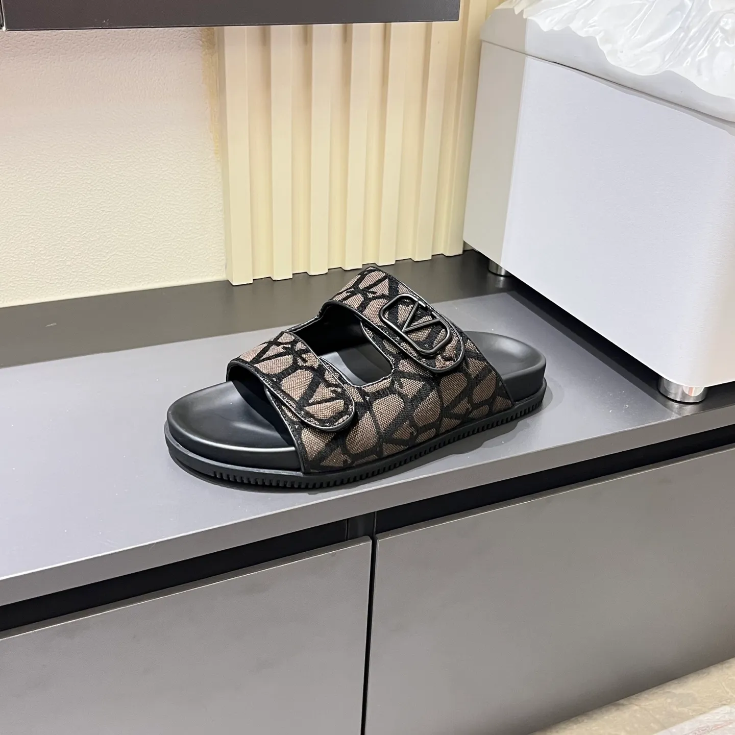 p300《VALENTINO》Warren Men🧍‍♂️Spring and Summer New Style. Cowhide logo flat slippers, elegant sandals, the same style worn by celebrities, original molding, imported calfskin. Rubber outsole. Soft and durable, full set of counter packaging, 38-44!
